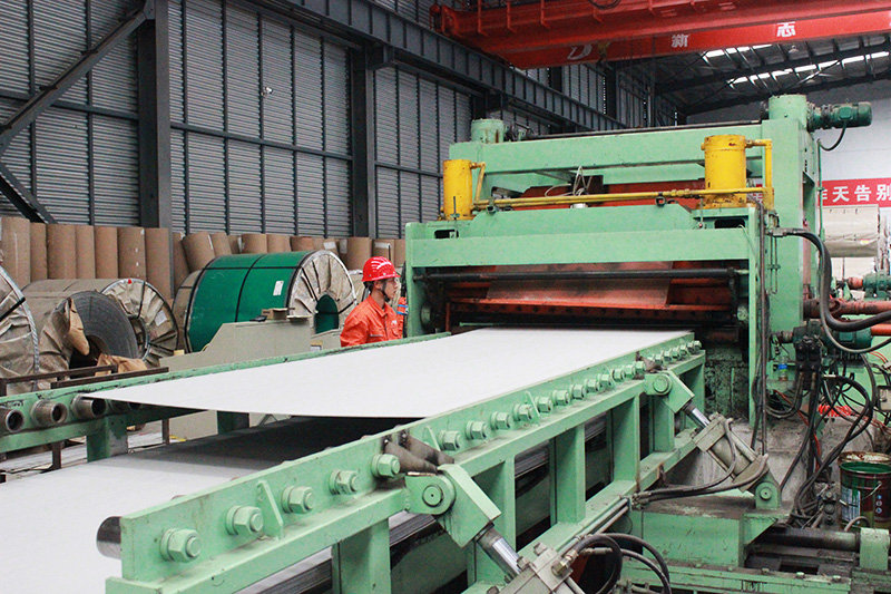 不锈钢热轧板开平.jpg